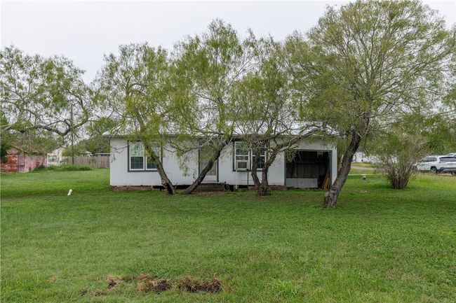 304 E Richard Garcia Street, House other with 2 bedrooms, 1 bathrooms and null parking in Driscoll TX | Image 7