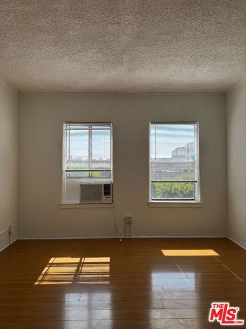 apt-302-920 S Hobart Blvd, Los Angeles, CA, 90006-1256 | Card Image