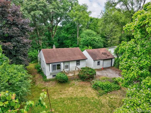 1975 Porter Rd, White Lake, MI, 48383-2327 | Card Image