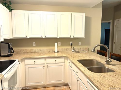 7053 Magnolia Ln, Waterford, MI, 48327-4418 | Card Image