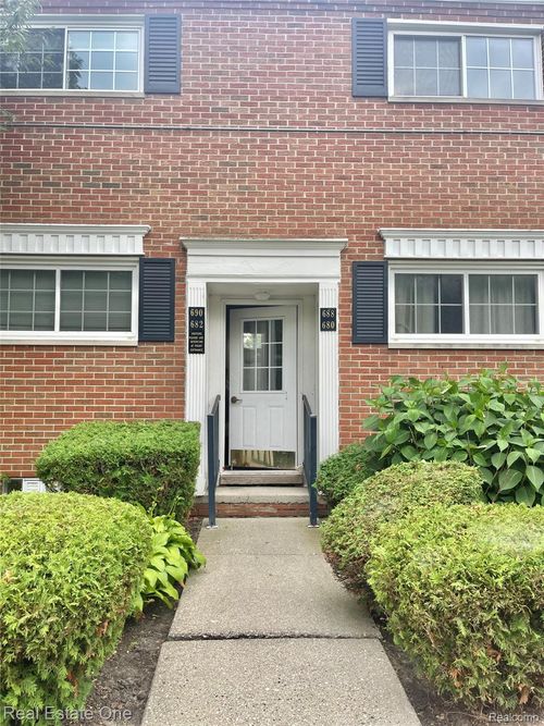 688 E Fox Hills Dr, Bloomfield Hills, MI, 48304-1360 | Card Image