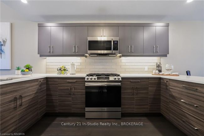 160 Hawthorn Cres, Condo with 3 bedrooms, 4 bathrooms and 2 parking in Kemble ON | Image 14