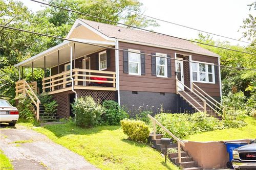 415 Pippen St, Mount Airy, NC, 27030-3525 | Card Image