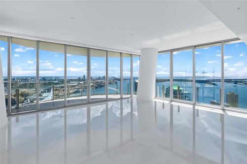 4901e-300 Biscayne Boulevard Way, Miami, FL, 33131-4051 | Card Image