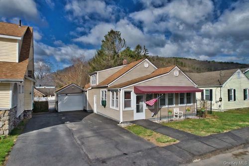18 Dubois St, Port Jervis, NY, 12771-1517 | Card Image