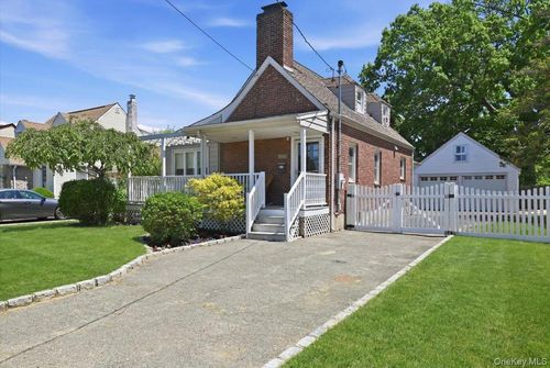 2395 Yorktown St, Oceanside, NY, 11572-1717 | Card Image