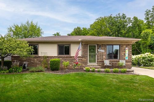 18233 Matthew Dr, Clinton Twp, MI, 48035-2470 | Card Image