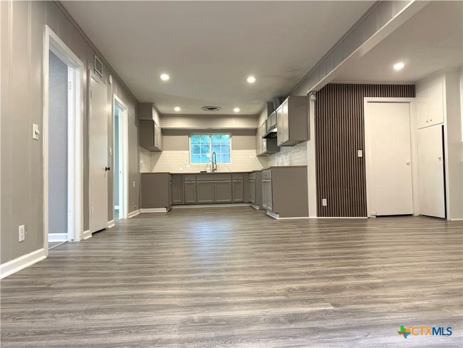 302 Smith St, House other with 3 bedrooms, 2 bathrooms and null parking in Gonzales TX | Image 6