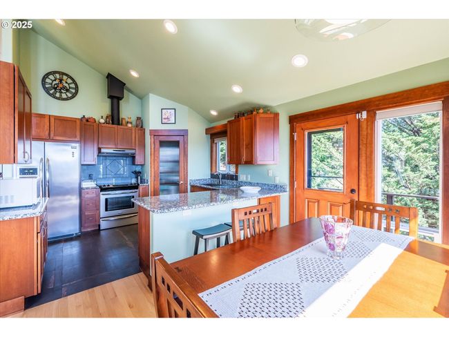 Kitchen/Dining Room | Image 16