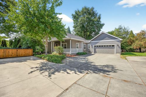 407 Silver Creek Dr, Central Point, OR, 97502-5007 | Card Image