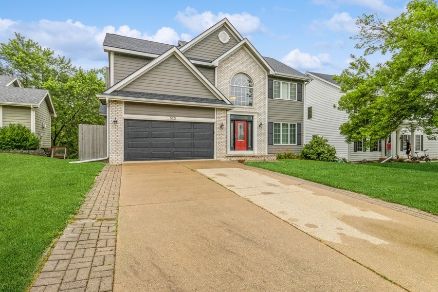 Highland Oaks Dr, Johnston, IA 50131