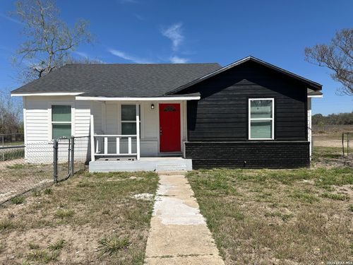 514 Davis Ave, Devine, TX, 78016-1520 | Card Image