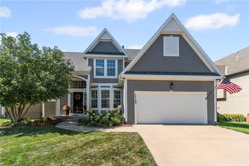 12122 S Redbud Ln, Olathe, KS, 66061-5771 | Card Image