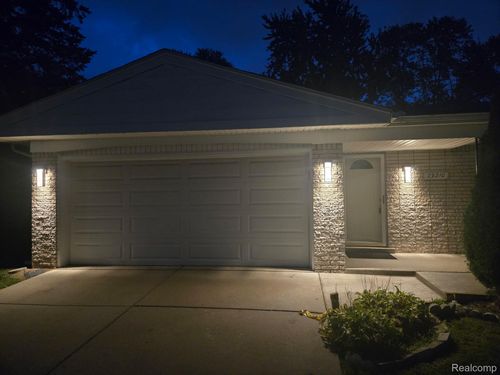 29210 Heritage Ct, Southfield, MI, 48076-1743 | Card Image