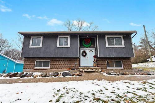 6330 Riverdale Rd, Hamburg Twp, MI, 48189-9717 | Card Image