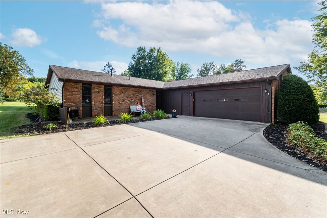 Julia Dr, Warren, OH 44481