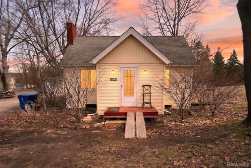 13343 N Fenton Rd, Fenton, MI, 48430-1115 | Card Image