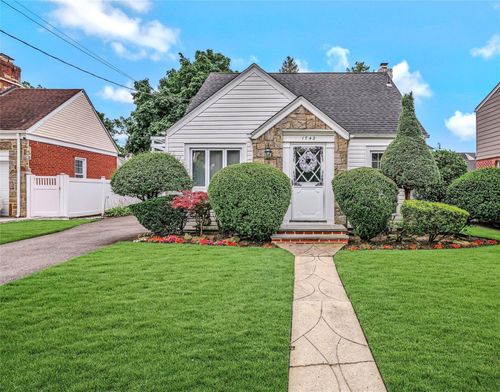 1742 W End Ave, New Hyde Park, NY, 11040-4025 | Card Image