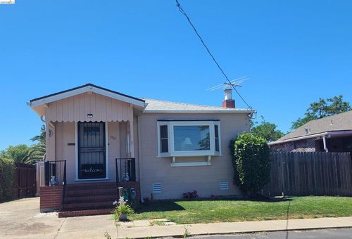 905 1st Street, Rodeo, CA, 94572-1301 | Card Image