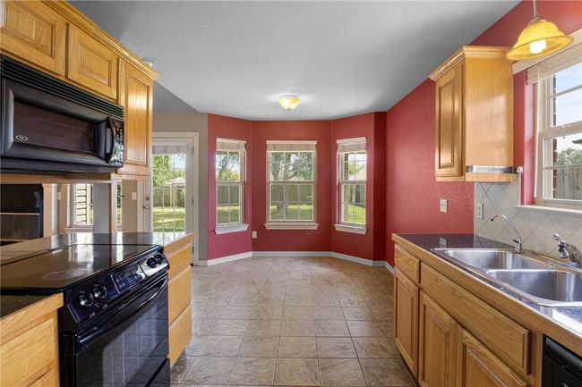 Eat-in kitchen with bay window | Image 6