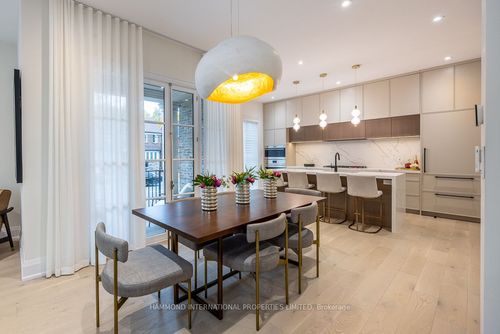 372 Briar Hill Ave, Toronto, ON, M4R1J2 | Card Image