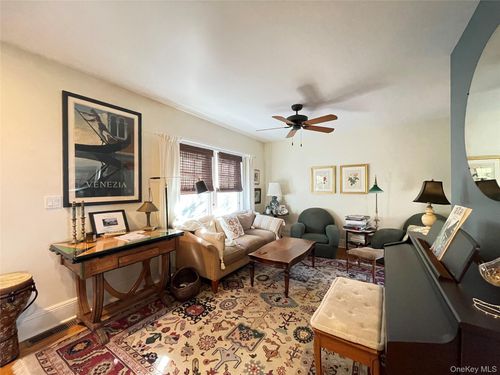 4 Hillside Ct, Huntington, NY, 11743-1434 | Card Image