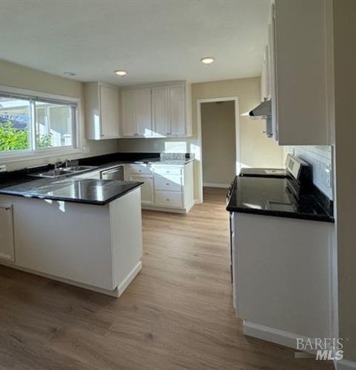 220 Vineyard Dr, Healdsburg, CA, 95448-4343 | Card Image