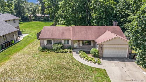 55979 Mound Rd, Shelby Twp, MI, 48316-5222 | Card Image
