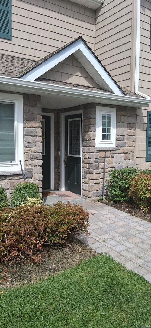 373 Plad Blvd, Holtsville, NY, 11742-2624 | Card Image