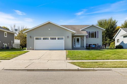 513 Harriett Dr, Marshall, MN, 56258-2292 | Card Image