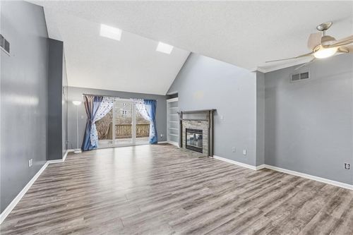 212 E Hansen Ct, Independence, MO, 64055-1493 | Card Image