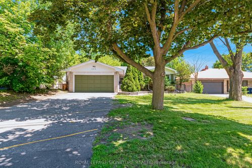 209 Burbank Dr, North York, ON, M2K1P5 | Card Image