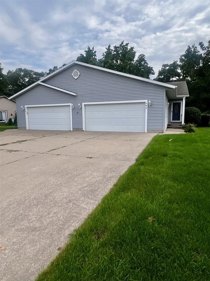 Mitzi St, Muskegon, MI 49445