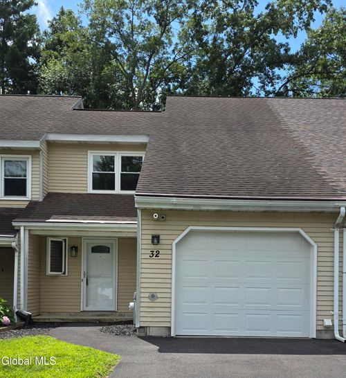 32 Old Coach Rd, Clifton Park, NY, 12065-7624 | Card Image