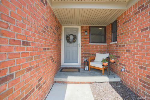 13717 Villa Pointe Dr, Warren, MI, 48088-6672 | Card Image