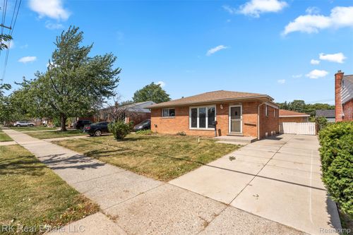 15225 Common Rd, Roseville, MI, 48066-1809 | Card Image