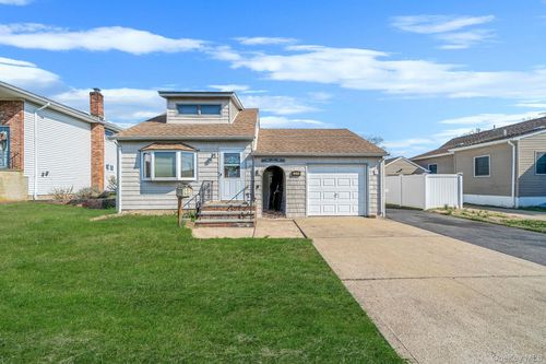 3659 Ionia St, Seaford, NY, 11783-3022 | Card Image