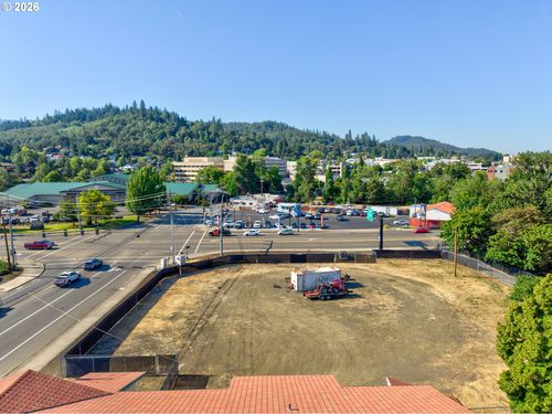 328 Ne Winchester St, Roseburg, OR, 97470-3327 | Card Image