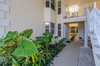 307 - 307 N Grove Isle Circle, House attached with 2 bedrooms, 2 bathrooms and null parking in Vero Beach FL | Image 2