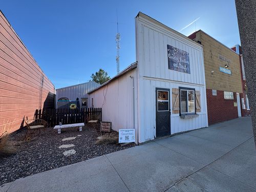 21 E Market St, SHANNON, IL, 61078-9335 | Card Image