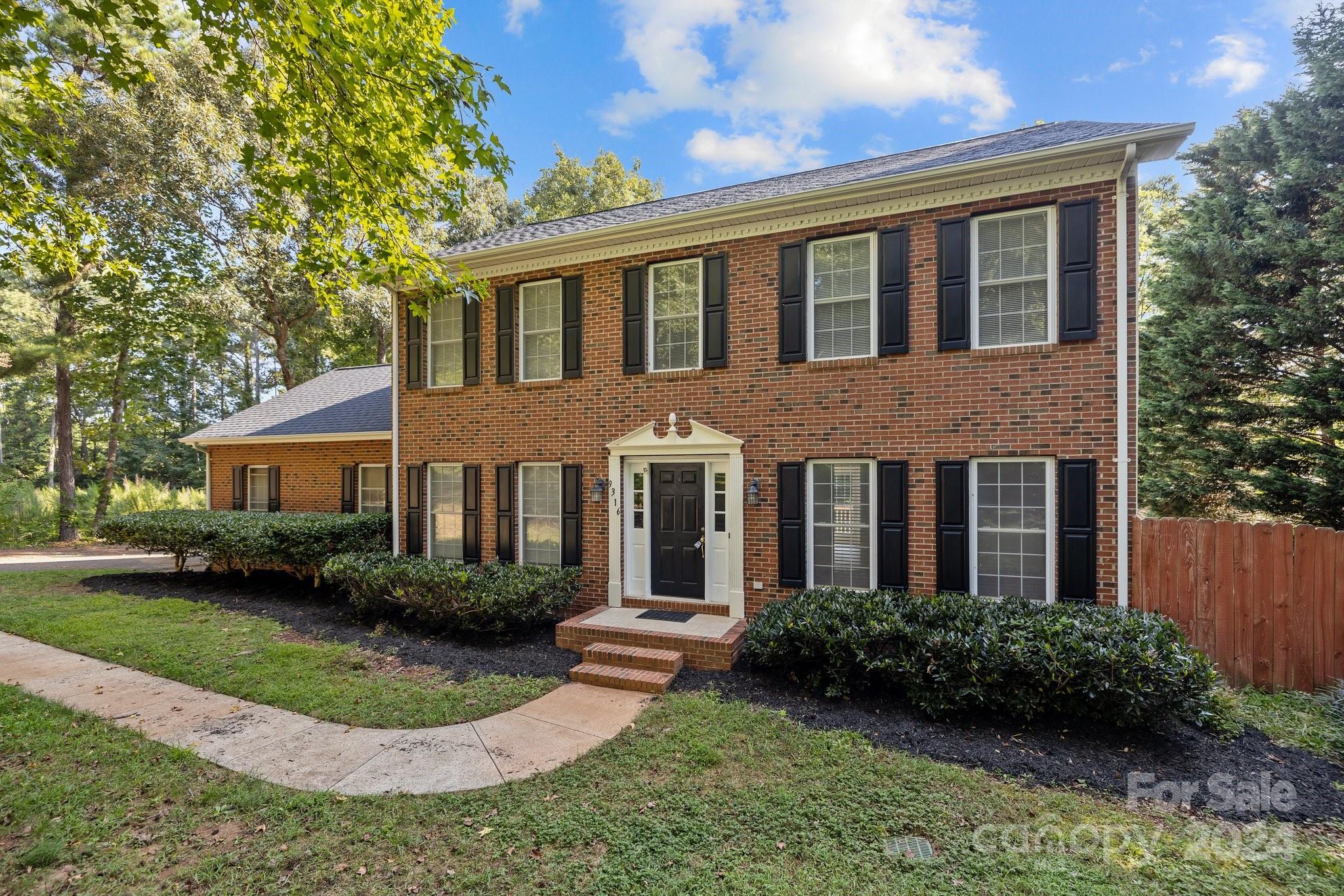 Horseshoe Bend Dr, Charlotte, NC 28215