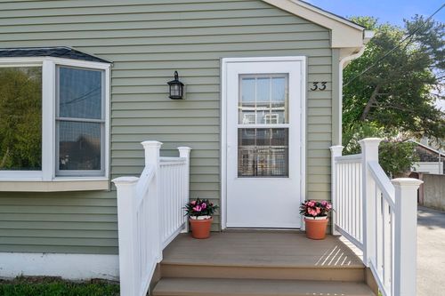 33 Morgan St, Portsmouth, RI, 02871-4707 | Card Image