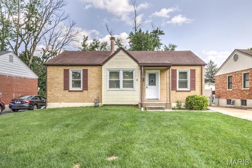 4 Duchesne Dr, Florissant, MO, 63031-8102 | Card Image