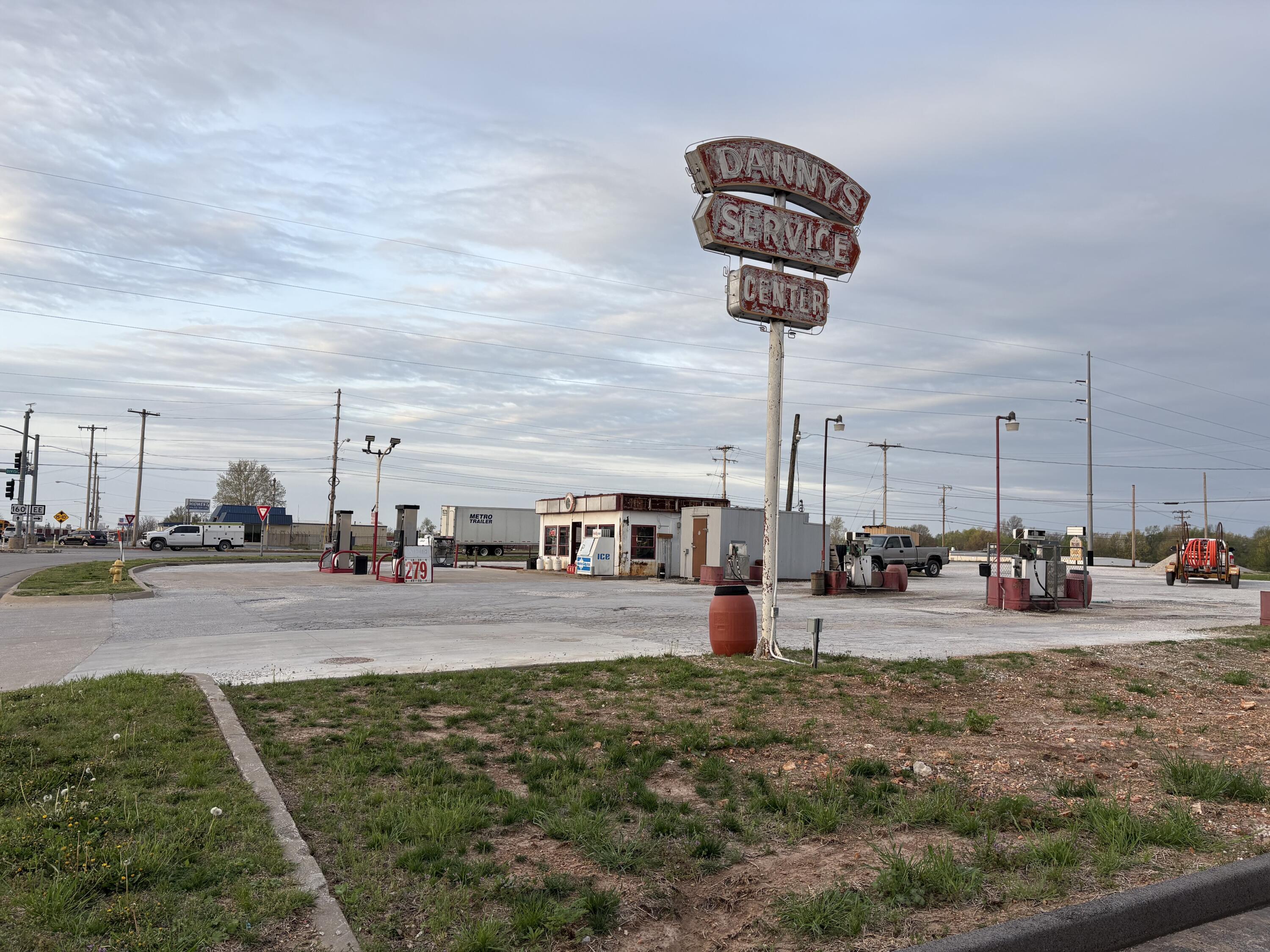 3505 W Division St, Springfield, MO 65802