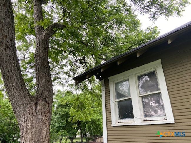 409 E Hochheim St, House other with 3 bedrooms, 2 bathrooms and null parking in Yoakum TX | Image 29