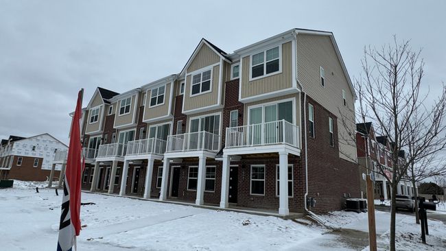 29977 Center St, Condo with 2 bedrooms, 3 bathrooms and null parking in New Hudson MI | Image 25