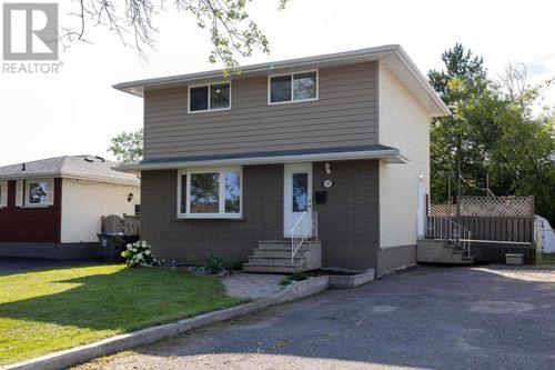 637 Redwood Ave W, Thunder Bay, ON, P7C5G2 | Card Image
