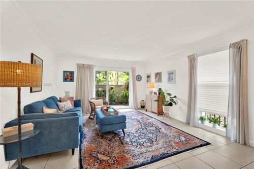 apt-d102-6886 N Kendall Dr, Pinecrest, FL, 33156-1533 | Card Image