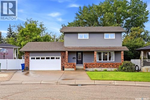 29 Thorn Cres, House with 5 bedrooms, 4 bathrooms and null parking in Moose Jaw SK | Card Image