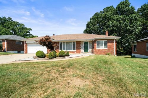 10609 W Knollshire Dr, Affton, MO, 63123-3932 | Card Image